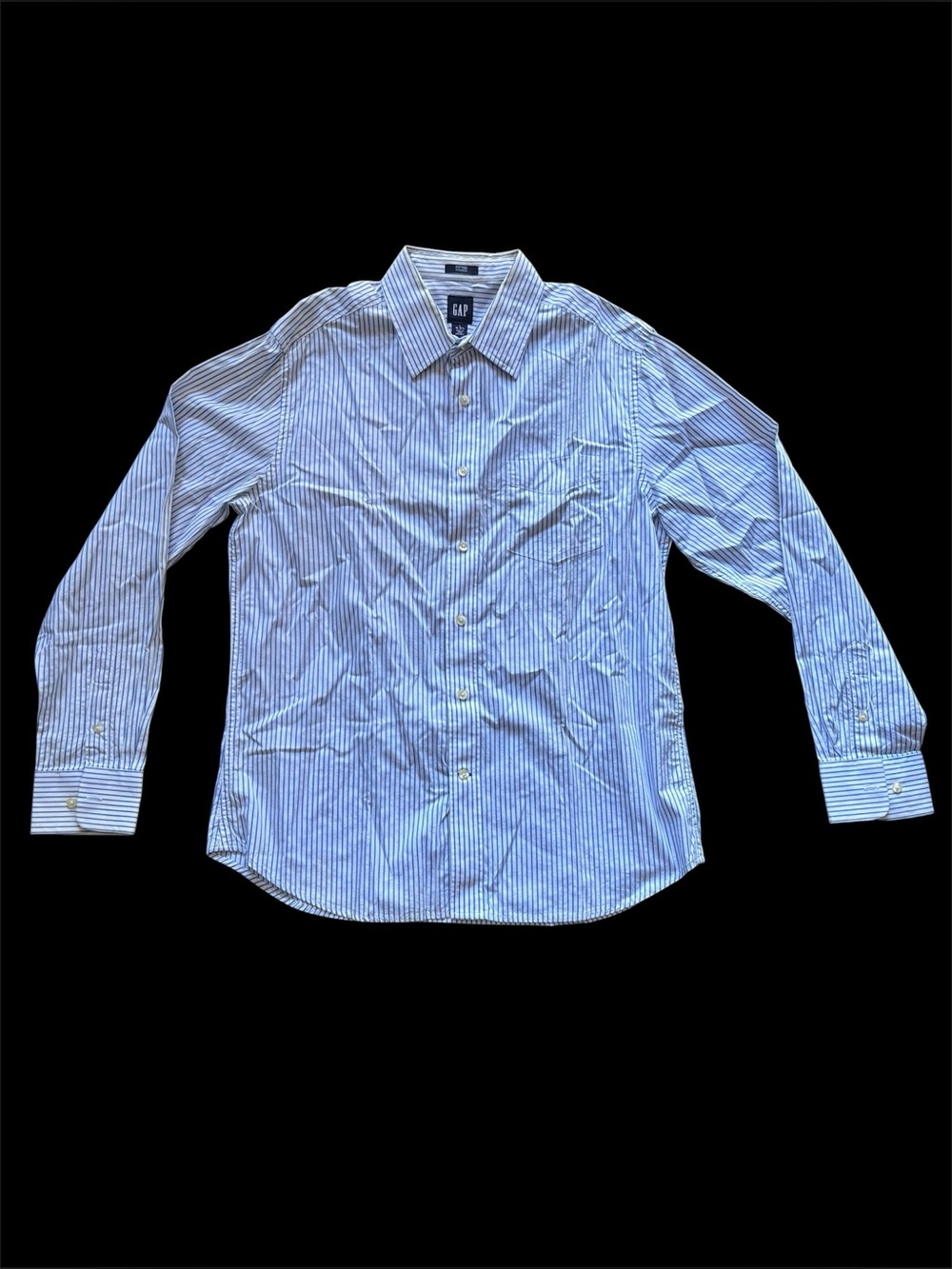 ✨ Gap blue & white
striped button up shirt Size L✨